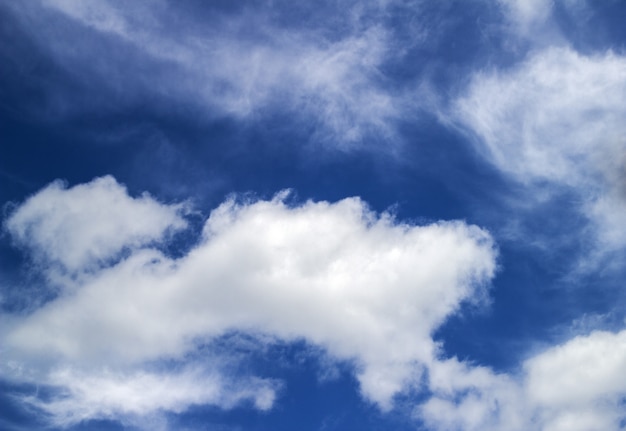 Priorità bassa del cielo blu con nuvole bianche