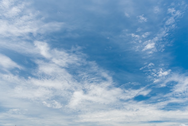 Priorità bassa del cielo blu con nuvole. Concetto di natura e sfondo. Tema spaziale e aereo.