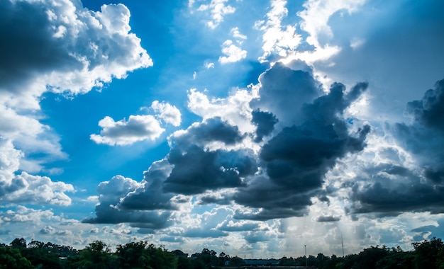 Priorità bassa del cielo blu con nuvole e sole.