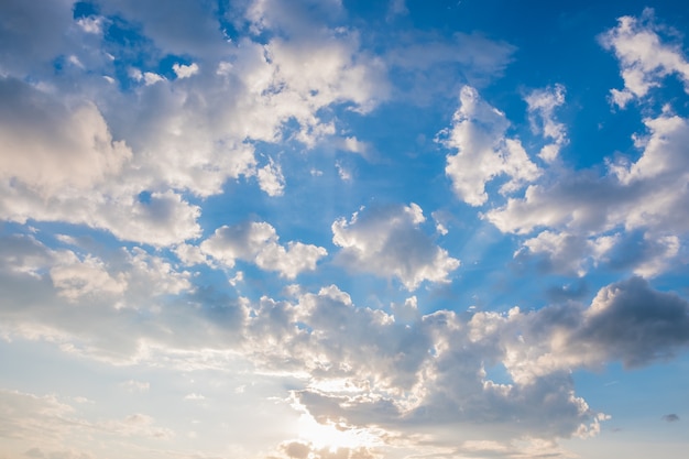 Priorità bassa del cielo blu con nuvole