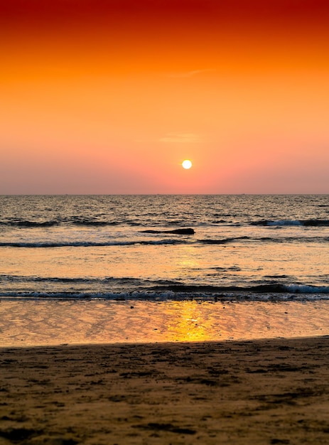 Priorità bassa del paesaggio di tramonto arancione verticale dell'oceano