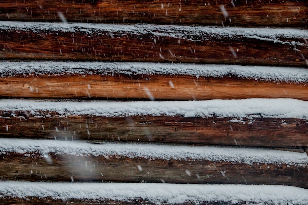 Priorità bassa del primo piano di vecchie plance di legno sotto neve