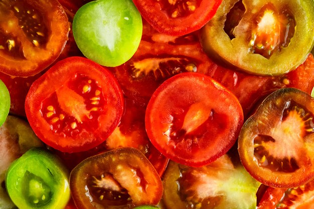 Priorità bassa dell'alimento dei pomodori rossi, verdi e di kumato affettati