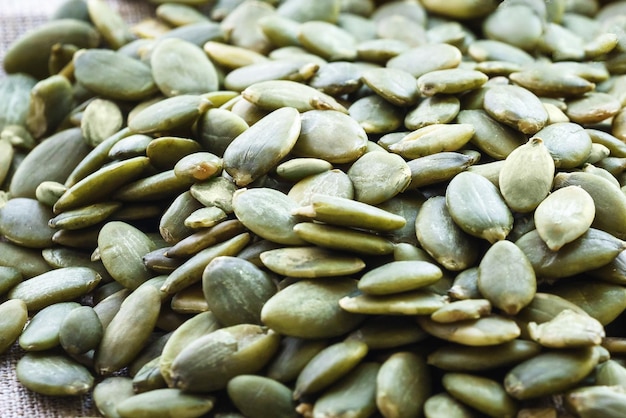 Priorità bassa dell'alimento di macrofotografia dei semi di zucca secchi crudi