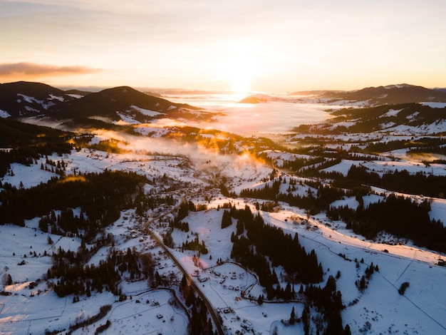 Priorità bassa della foresta nevosa del villaggio delle montagne dei Carpazi di inverno