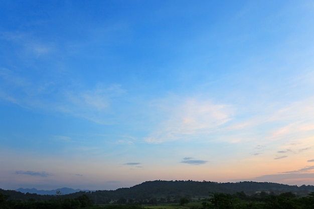 Priorità bassa della montagna di paesaggio del paesaggio a tempo di alba.