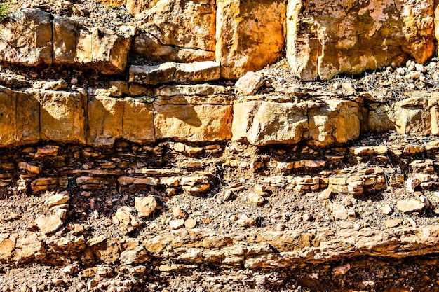 Priorità bassa della parete di montagna a strati rocciosi. Struttura.