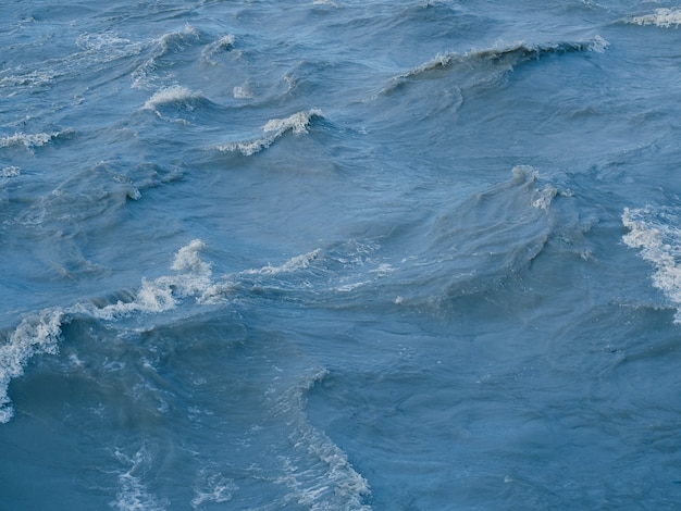 Priorità bassa della superficie dell'acqua di mare blu