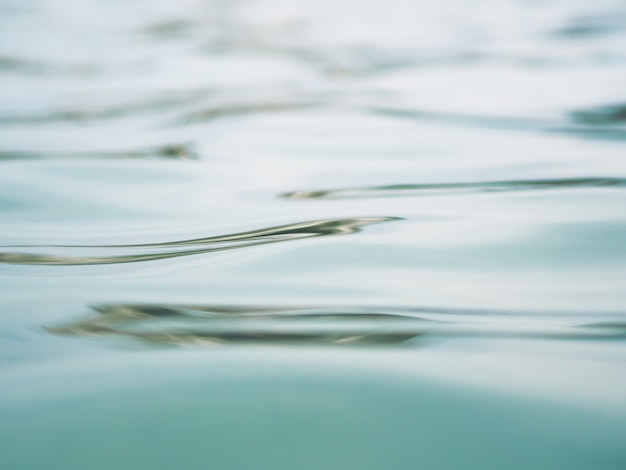 Priorità bassa delle onde del mare Acqua blu-chiaro e verde pura.