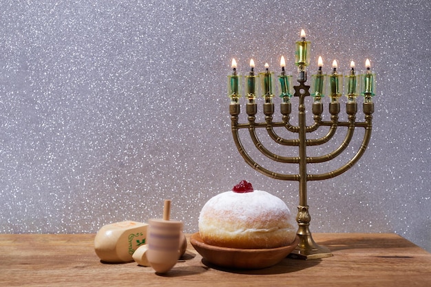 Priorità bassa di hanukkah festa ebraica con menorah e dreidel con lettere gimel e suora