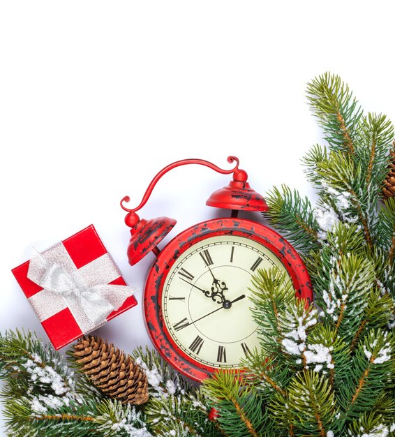 Priorità bassa di natale con l'albero di abete della neve e dell'orologio