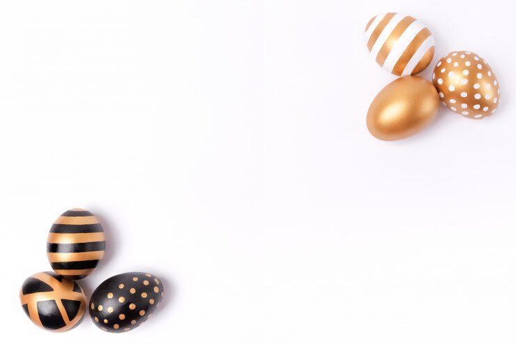 Priorità bassa di Pasqua o concetto di pasqua. Uova decorate dorate di Pasqua isolate su fondo bianco