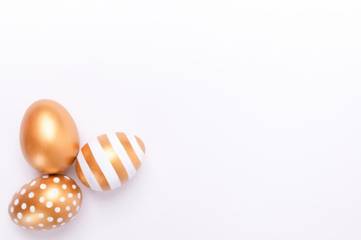 Priorità bassa di Pasqua o concetto di pasqua. Uova decorate dorate di Pasqua isolate su fondo bianco