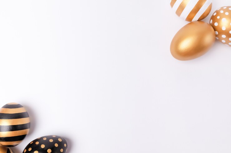 Priorità bassa di Pasqua o concetto di pasqua. Uova decorate dorate di Pasqua isolate su fondo bianco