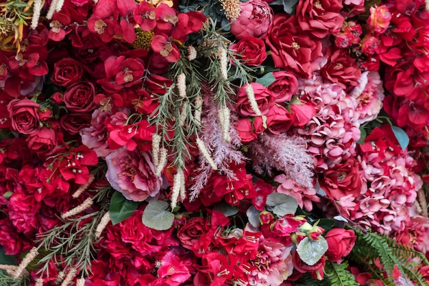 Priorità bassa di struttura del fiore per la scena del matrimonio rose peonie e ortensie fiori artificiali sul w...
