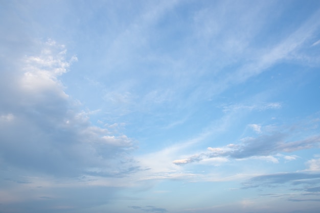 Priorità bassa e nubi del cielo blu