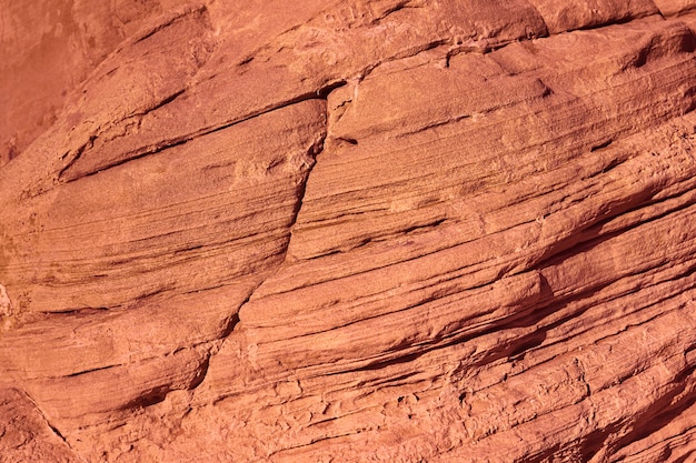 Priorità bassa marrone corallo chiaro e struttura della pietra naturale, superficie colorata della roccia per il disegno