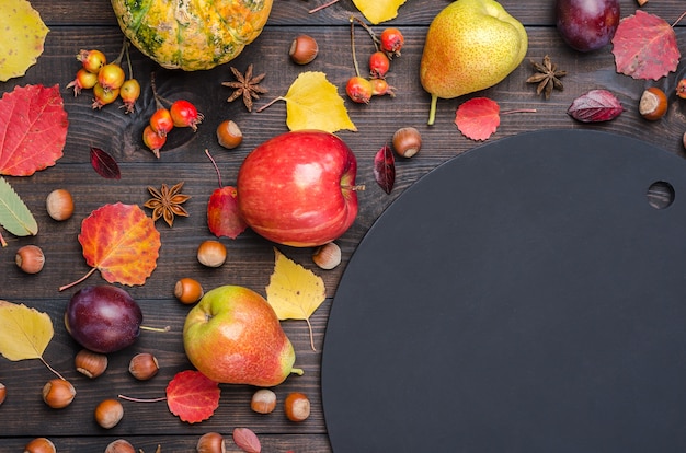 Priorità bassa scura di autunno con la scheda di gesso. Distesi.