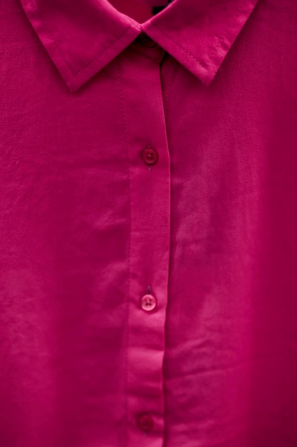 Priorità bassa strutturata di un primo piano camicia rosa. primo piano della camicia da donna rosa, immagine verticale