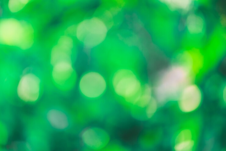 Foto priorità bassa verde del bokeh con i cerchi. tema astratto estivo.