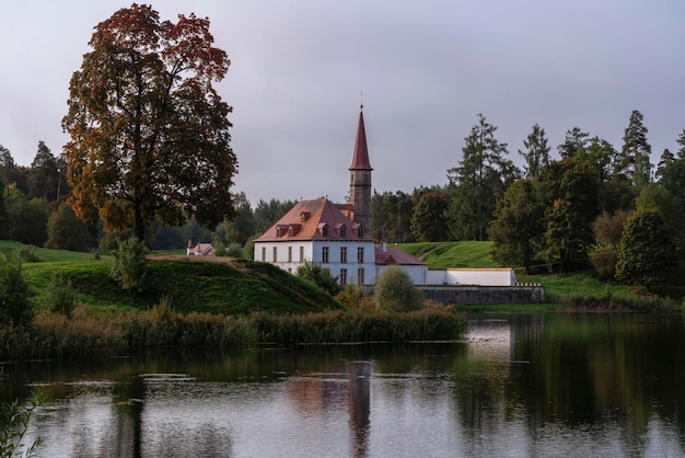 Priory Palace sulla riva del Lago Nero in una serata autunnale Gatchina San Pietroburgo Russia