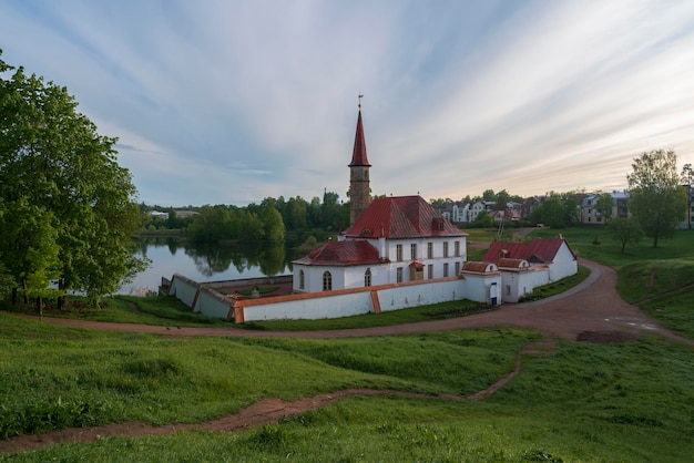 Priory Palace sulla riva del Lago Nero in una soleggiata mattina d'estate Gatchina San Pietroburgo Russia