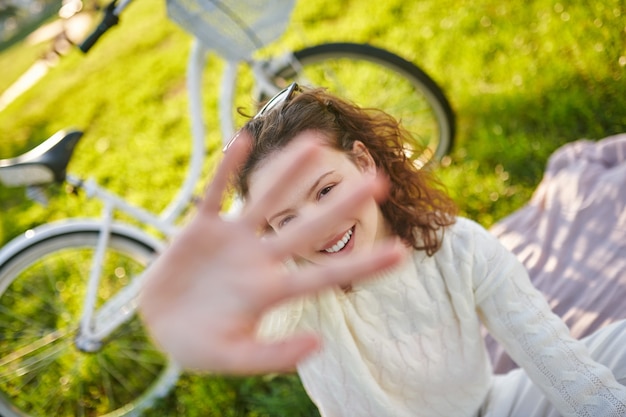 Privacy. Una ragazza che alza la mano e protegge dalle foto