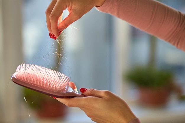 Problema concetto di perdita di capelli, perdita di capelli sulla spazzola per capelli