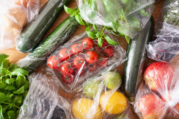 Problema dei rifiuti di plastica monouso. frutta e verdura in sacchetti di plastica