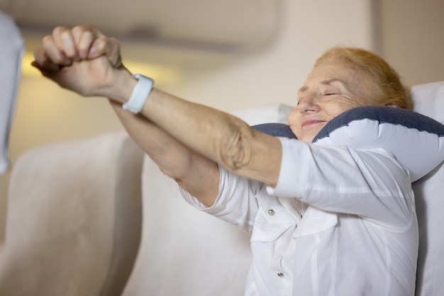 Problema di salute su un aereo, La donna anziana passeggero sull'aereo ha sentito dolore alla spalla da un lungo viaggio in aereo