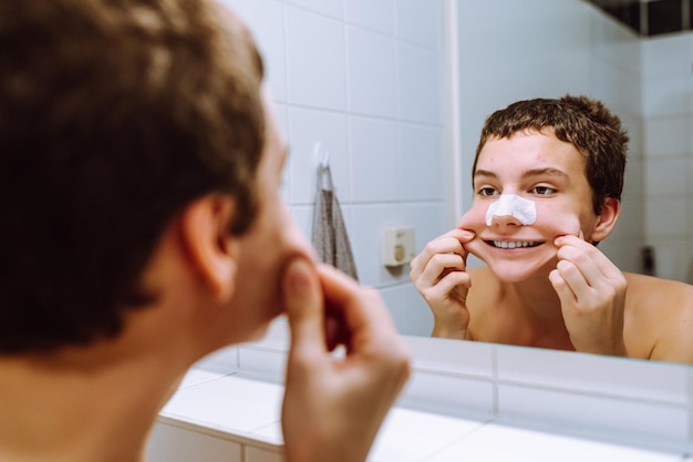 Problemi di pelle adolescenziale, emozioni tese. Sorriso finto, riconoscimento di sé, positività corporea