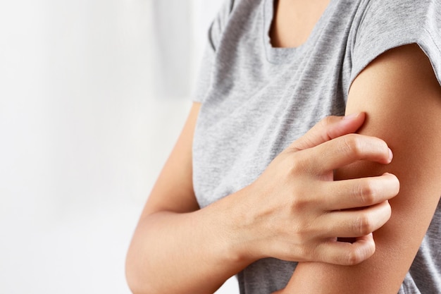 Problemi di salute, la donna ha prurito alle mani