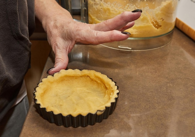 Procedimento per la preparazione della base per la torta alla crema rotonda con cioccolato e fragole ricetta francese