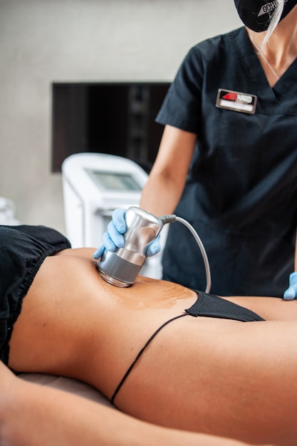 Procedura di bellezza della donna nel salone della stazione termale