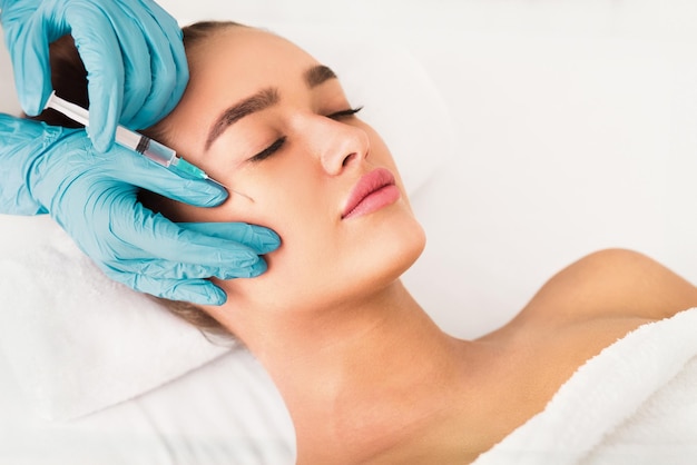 Procedura di bellezza donna che riceve un'iniezione di acido ialuronico