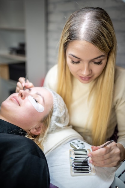 Procedura di estensione delle ciglia nelle ciglia del salone di bellezza close up concept spa lash