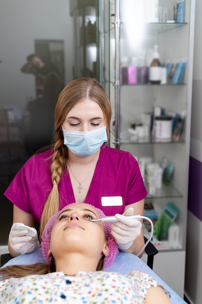 Procedura di medicina sanitaria di cosmetologia Cura della pelle della donna sul tavolo di cosmetologia