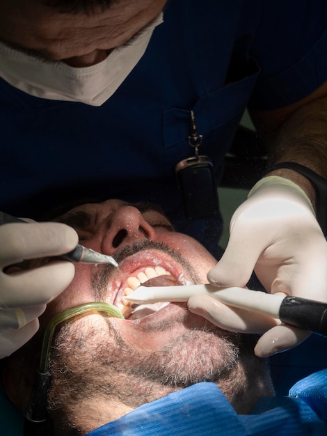 Procedura di spazzolatura dei denti dal calcolo dentale in uno studio dentistico ad Atene in Grecia