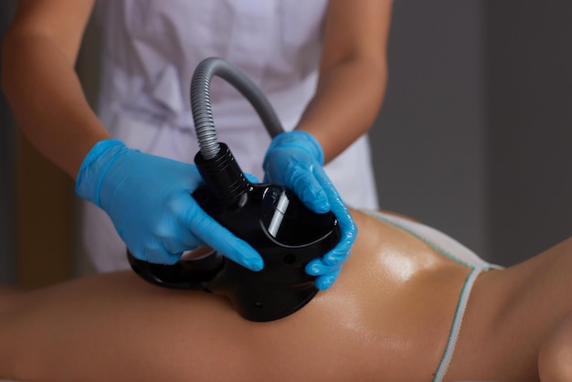 procedura per eliminare la cellulite sull'addome femminile cavitazione massaggio della pancia massaggio ad ultrasuoni per dimagrire correzione della figura femminile senza intervento chirurgico primo piano della pancia