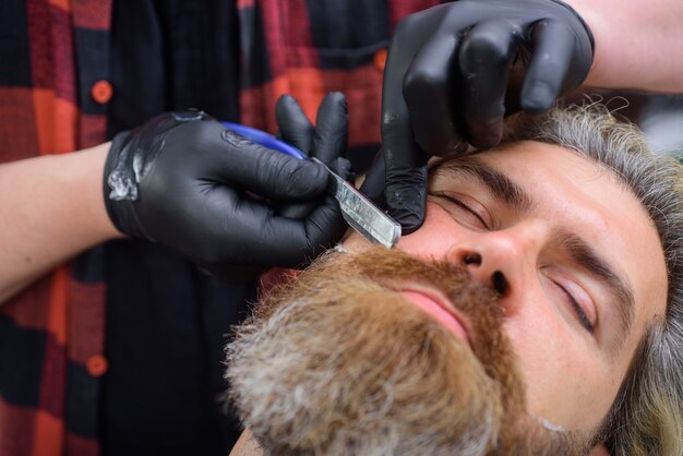 Procedure da barbiere parrucchiere professionale per la cura della barba per uomo barbiere da vicino ritratto