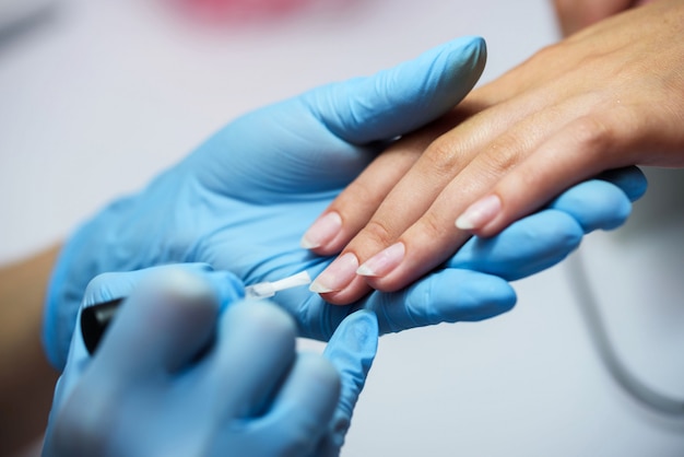 Processo del manicure nel salone di bellezza, fine in su