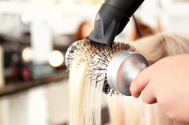 Processo di asciugatura dei capelli al salone