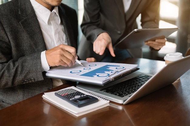 Processo di brainstorming presso l'ufficio soleggiatoI giovani colleghi lavorano insieme Processo di lavoro di riunione del team di affari dell'ufficio modernoxA