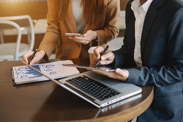 Processo di brainstorming presso l'ufficio soleggiatoI giovani colleghi lavorano insieme Processo di lavoro di riunione del team di lavoro moderno dell'ufficio