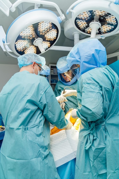 Processo di chirurgia medica professionale in pronto soccorso Specialisti medici in tute chirurgiche protettive