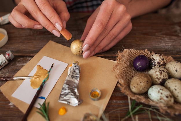 Processo di colorare le uova per Pasqua