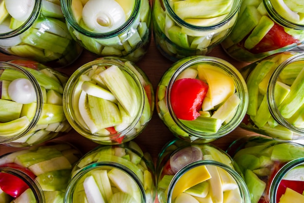 Processo di conservazione a casa di zucchine in barattoli