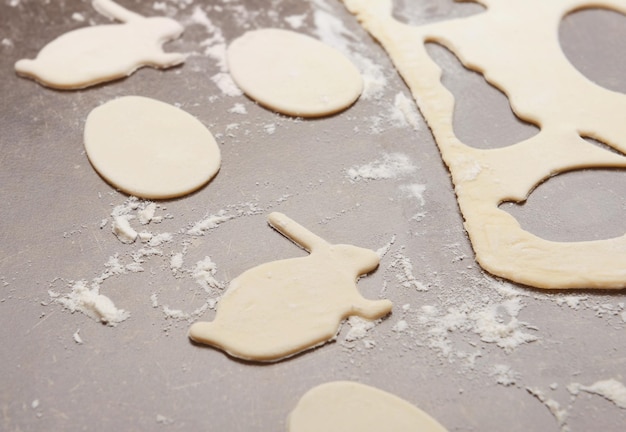 Processo di cottura dei biscotti fatti in casa di Pasqua