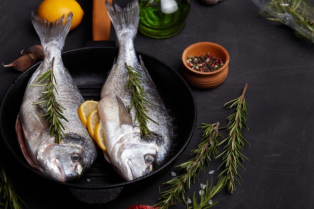 Processo di cottura del pesce dorado con limone ed erbe aromatiche.