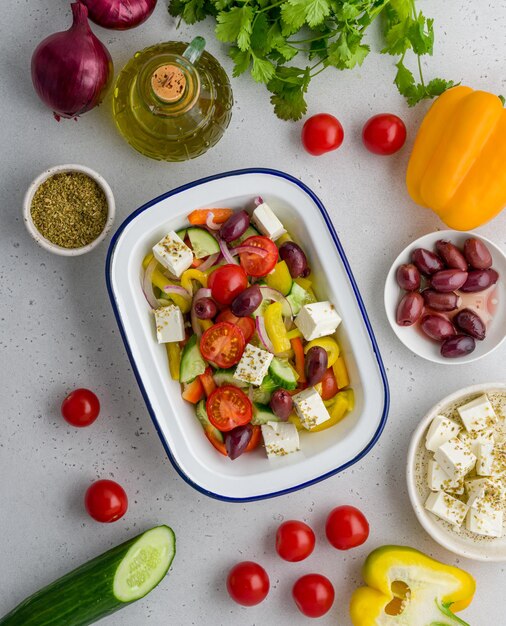 Processo di cottura del villaggio greco horiatiki insalata cibo sfondo di ingredienti sopra vertical